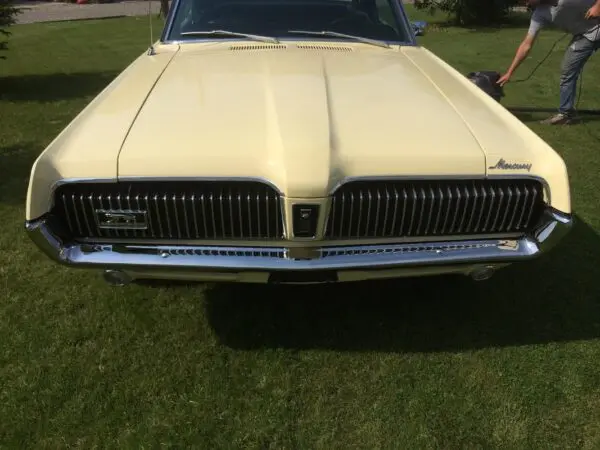 A close up of the front end of an old car