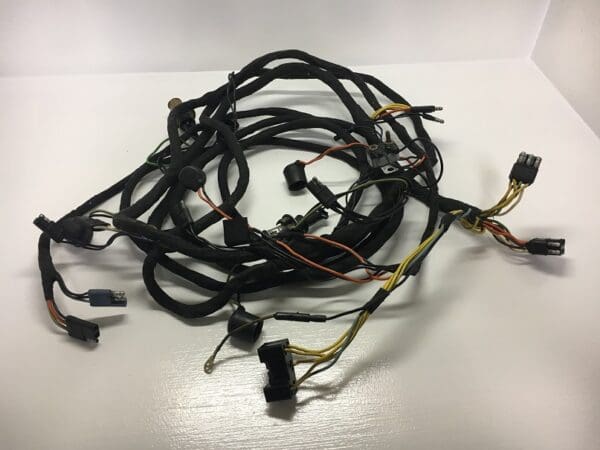 A bunch of wires that are on top of a table