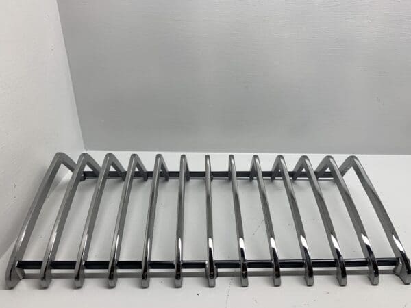 A grill rack with 1 2 bars on it.